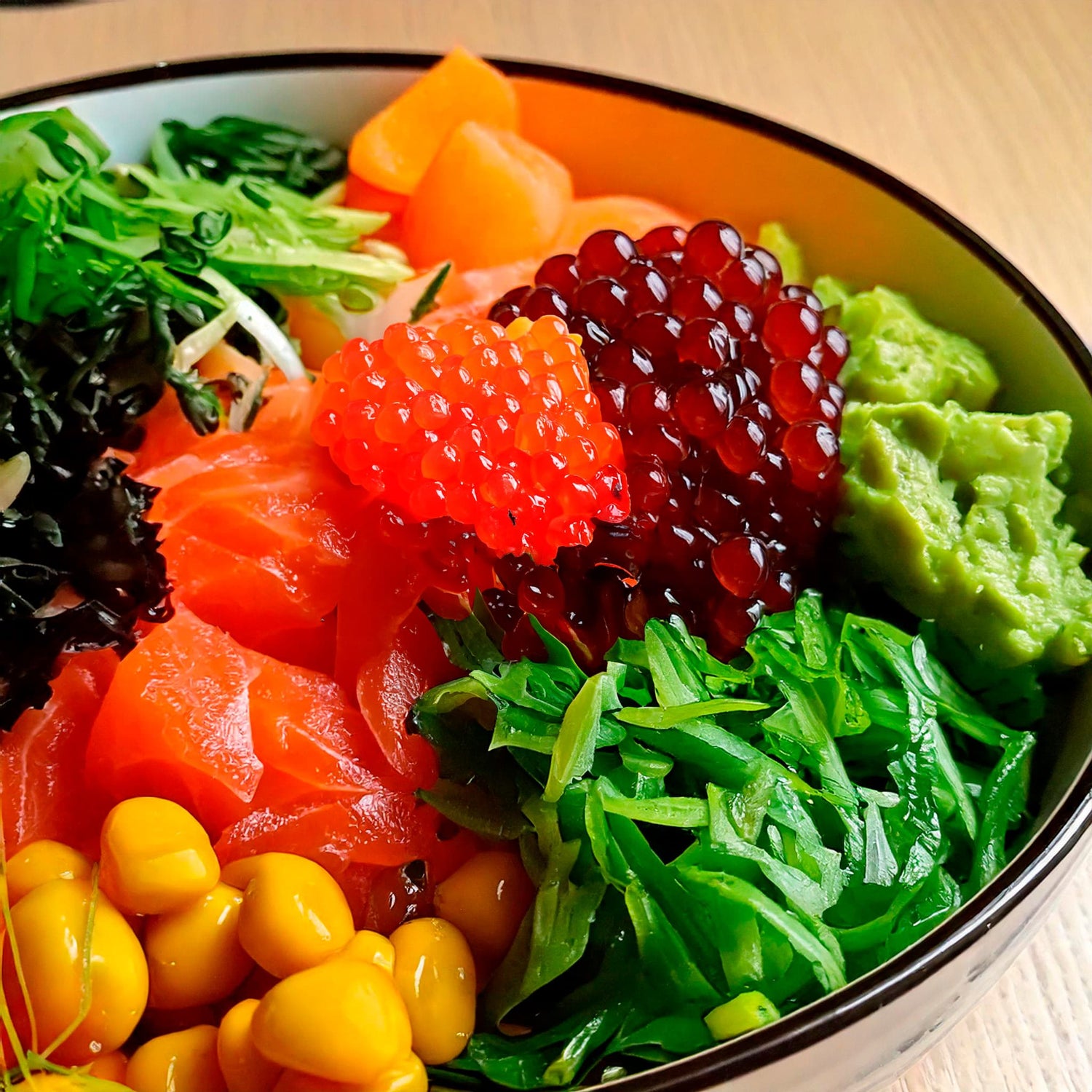 Poke Bowl de Esferas de Soja y Salmón