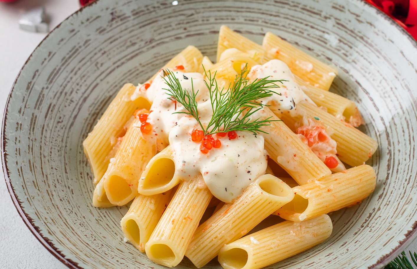 Pasta con huevas de salmón y salsa de eneldo